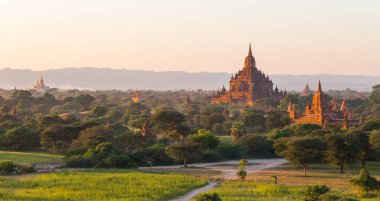 Myanmar Bagan tapınaklarda, günbatımında. Arka planda, güzel Sulamani Tapınağı.