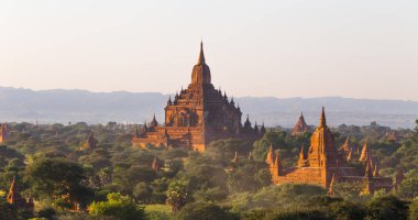 Myanmar Bagan tapınaklarda, günbatımında. Arka planda, güzel Sulamani Tapınağı.
