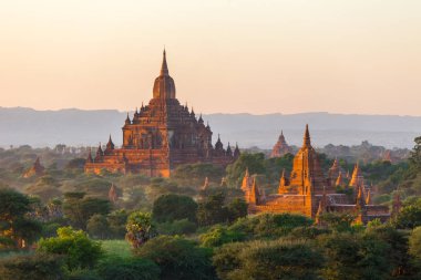 Myanmar Bagan tapınaklarda, günbatımında. Arka planda, güzel Sulamani Tapınağı.