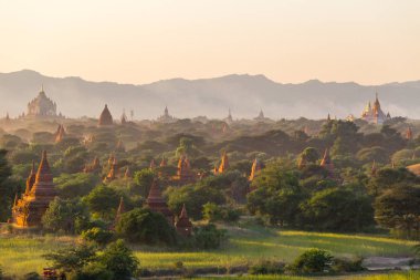 Gün batımında, Bagan tapınaklarda Myanmar