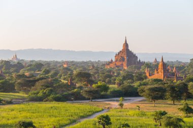 Myanmar Bagan tapınaklarda, günbatımında. Arka planda, güzel Sulamani Tapınağı.