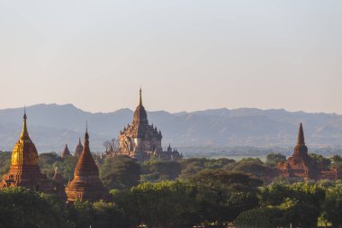 Gün batımında, Bagan tapınaklarda Myanmar