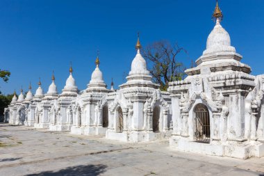 Kuthodaw Pagoda Mandalay, Myanmar içinde