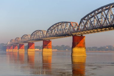 Demiryolu Köprüsü Mandalay, Myanmar Irrawaddy nehrinde.