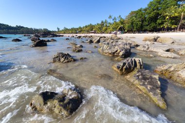Ngapali plaj beyaz kum, mavi gökyüzü ve palmiye ağaçlarıyla, Myanmar