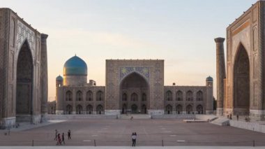 Semerkant, Özbekistan 'da gece vakti Registan Meydanı' nda zaman aşımı