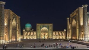 Semerkant, Özbekistan 'da gece vakti Registan Meydanı' nda zaman aşımı