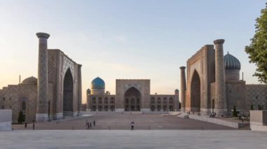 Semerkant, Özbekistan 'da gece vakti Registan Meydanı' nda zaman aşımı