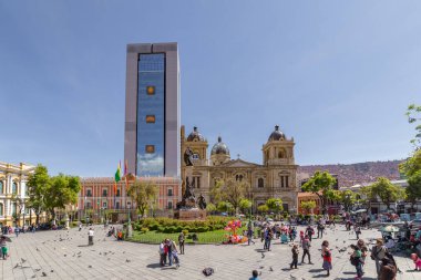 La Paz, Bolivya - 30 Eylül 2018: Halk Plaza Murillo 'da Başkanlık Sarayı ve Bolivya' daki Katedral ile yürüyor
