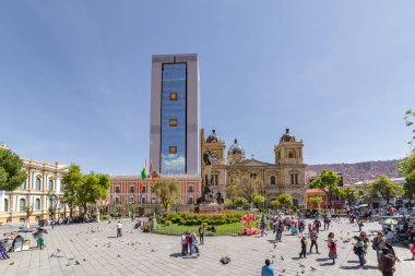 La Paz, Bolivya - 30 Eylül 2018: Halk Plaza Murillo 'da Başkanlık Sarayı ve Bolivya' daki Katedral ile yürüyor