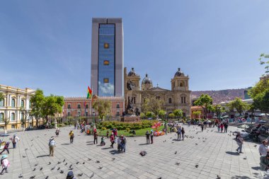 La Paz, Bolivya - 30 Eylül 2018: Halk Plaza Murillo 'da Başkanlık Sarayı ve Bolivya' daki Katedral ile yürüyor