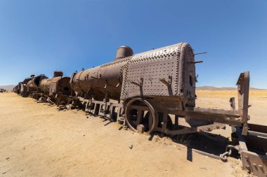 Uyuni, Bolivya - Ekim 01, 2018: Bolivya 'daki Cementerio de Trenes tren mezarlığında turistler