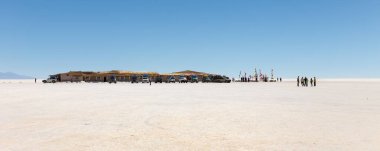 Uyuni, Bolivya - Ekim 01, 2018: Bolivya 'da Colchani yakınlarındaki Salar de Uyuni' deki Dakar Bolivya Anıtı yakınlarındaki Salt Otel