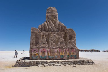 Uyuni, Bolivya - Ekim 01, 2018: Bolivya 'da Bolivya yakınlarındaki Salar de Uyuni' deki Dakar Bolivya Anıtı yakınlarında insanlar yürüyor