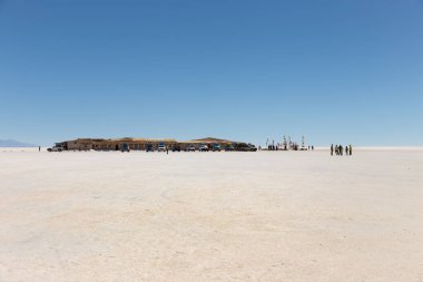 Uyuni, Bolivya - Ekim 01, 2018: Bolivya 'da Colchani yakınlarındaki Salar de Uyuni' deki Dakar Bolivya Anıtı yakınlarındaki Salt Otel