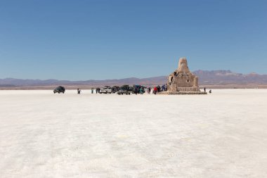 Uyuni, Bolivya - Ekim 01, 2018: Bolivya 'da Bolivya yakınlarındaki Salar de Uyuni' deki Dakar Bolivya Anıtı yakınlarında insanlar yürüyor