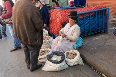 La Paz, Bolivya - 29 Eylül 2018: Bolivya, La Paz 'daki markette tezgahı olan kadın