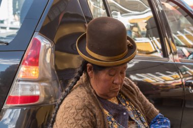 La Paz, Bolivya - 29 Eylül 2018: Bolivya, La Paz 'daki markette tezgahı olan kadın