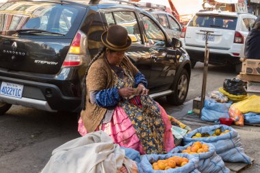 La Paz, Bolivya - 29 Eylül 2018: Bolivya, La Paz 'daki markette tezgahı olan kadın