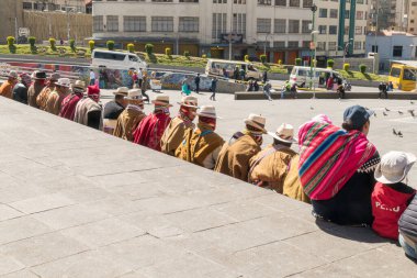 La Paz, Bolivya - 30 Eylül 2018: Bolivya 'nın La Paz kentindeki San Francicsco meydanında geleneksel kıyafetler giyen insanlar