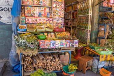 La Paz, Bolivya - 30 Eylül 2018: Bolivya 'da Bolivya' da geleneksel ilaç ürünlerinin satışı