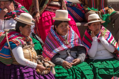 La Paz, Bolivya - 30 Eylül 2018: Bolivya 'nın La Paz kentindeki San Francicsco meydanında geleneksel kıyafetler giyen insanlar