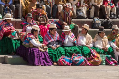 La Paz, Bolivya - 30 Eylül 2018: Bolivya 'nın La Paz kentindeki San Francicsco meydanında geleneksel kıyafetler giyen insanlar