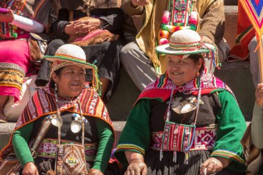 La Paz, Bolivya - 30 Eylül 2018: Bolivya 'nın La Paz kentindeki San Francicsco meydanında geleneksel kıyafetler giyen insanlar