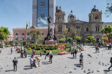 La Paz, Bolivya - 30 Eylül 2018: Halk Plaza Murillo 'da Başkanlık Sarayı ve Bolivya' daki Katedral ile yürüyor