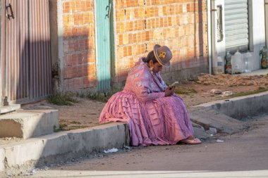 La Paz, Bolivya - 30 Eylül 2018: Bolivya, La Paz 'da geleneksel şapkalı kadın