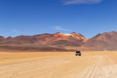 Uyuni, Bolivya - Ekim 03, 2018::: Şili ile Aguas Termen Chalviri, Bolivya sınırı arasındaki manzara yolu boyunca Bolivya And Dağları ve Altiplano 'nun muhteşem manzarası