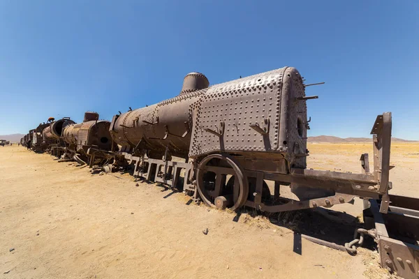 Uyuni, Bolivya - Ekim 01, 2018: Bolivya 'daki Cementerio de Trenes tren mezarlığında turistler