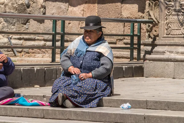 La Paz, Bolivya - 30 Eylül 2018: Bolivya, La Paz 'da San Francicsco meydanında geleneksel kıyafetler giyen kadın