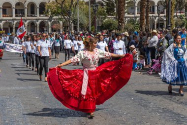 Arequipa, Peru - 23 Eylül 2018: Arequipa, Peru 'daki Plaza de Armas meydanında geçit töreni