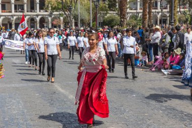 Arequipa, Peru - 23 Eylül 2018: Arequipa, Peru 'daki Plaza de Armas meydanında geçit töreni