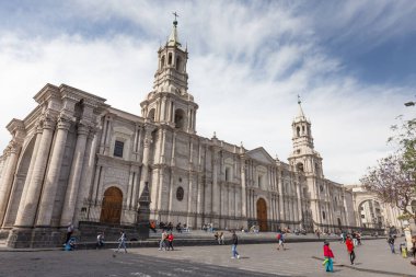 Arequipa, Peru - 23 Eylül 2018: Arequipa, Peru 'daki Plaza de Armas ana meydanındaki katedral