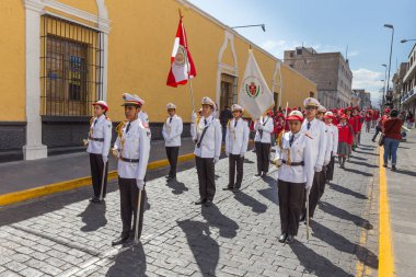 Arequipa, Peru - 24 Eylül 2018: Arequipa, Peru 'daki Plaza de Armas Meydanı yakınlarında geçit töreni
