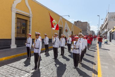 Arequipa, Peru - 24 Eylül 2018: Arequipa, Peru 'daki Plaza de Armas Meydanı yakınlarında geçit töreni