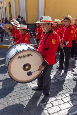 Arequipa, Peru - 24 Eylül 2018: Arequipa, Peru 'daki Plaza de Armas Meydanı yakınlarında geçit töreni