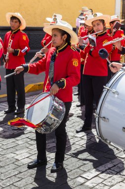 Arequipa, Peru - 24 Eylül 2018: Arequipa, Peru 'daki Plaza de Armas Meydanı yakınlarında geçit töreni