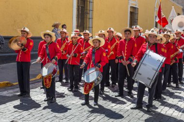 Arequipa, Peru - 24 Eylül 2018: Arequipa, Peru 'daki Plaza de Armas Meydanı yakınlarında geçit töreni