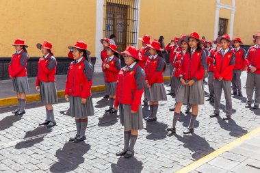 Arequipa, Peru - 24 Eylül 2018: Arequipa, Peru 'daki Plaza de Armas Meydanı yakınlarında geçit töreni