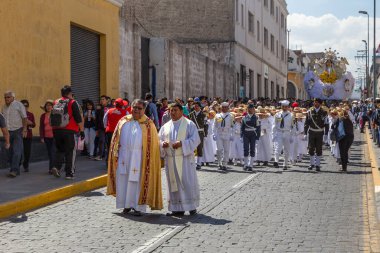 Arequipa, Peru - 24 Eylül 2018: Arequipa, Peru 'daki Plaza de Armas meydanında dini geçit töreni