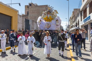 Arequipa, Peru - 24 Eylül 2018: Arequipa, Peru 'daki Plaza de Armas meydanında dini geçit töreni