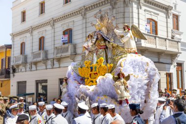 Arequipa, Peru - 24 Eylül 2018: Arequipa, Peru 'daki Plaza de Armas meydanında dini geçit töreni
