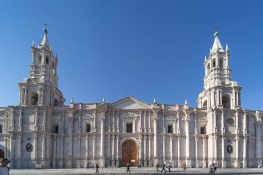 Arequipa, Peru - 24 Eylül 2018: Arequipa, Peru 'daki Plaza de Armas ana meydanındaki katedral