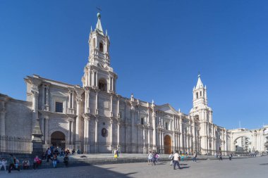 Arequipa, Peru - 24 Eylül 2018: Arequipa, Peru 'daki Plaza de Armas ana meydanındaki katedral