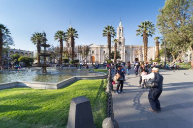 Arequipa, Peru - 25 Eylül 2018: Arequipa, Peru 'daki Plaza de Armas ana meydanındaki katedral