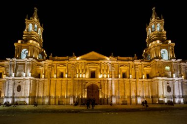 Arequipa, Peru - 25 Eylül 2018: Arequipa, Peru 'daki Plaza de Armas ana meydanındaki katedral