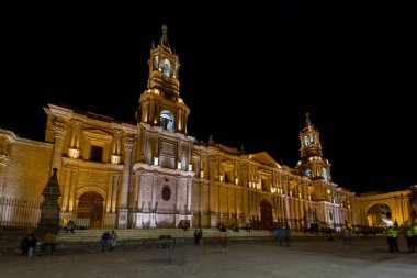 Arequipa, Peru - 25 Eylül 2018: Arequipa, Peru 'daki Plaza de Armas ana meydanındaki katedral